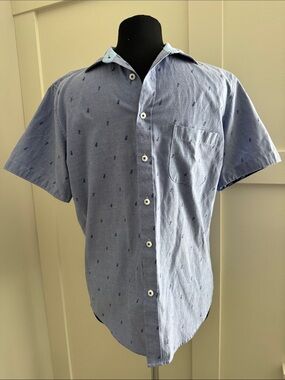 Men's Light Blue Short-Sleeve Button-Down Shirt with Subtle Dot Print